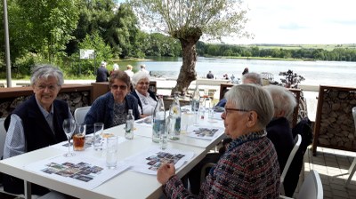 Déjeuner avec vue sur le lac