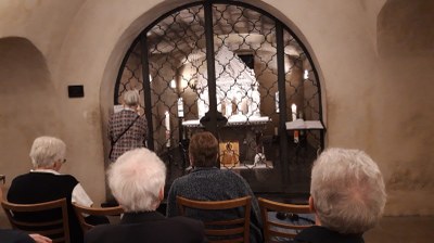 Recueillement auprès de la tombe de St Willibrord