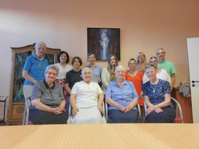 Avec le personnel de la maison