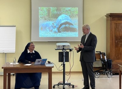 Le vicaire général souhaite la bienvenue à Sr Teresa
