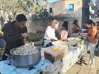 Préparation du repas dans la cour