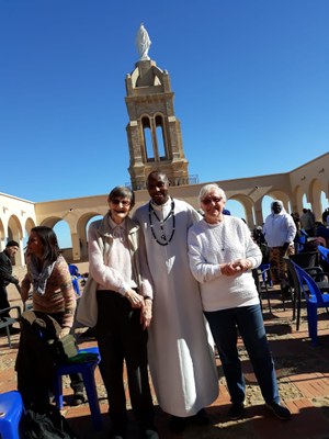 Sur l'Esplanade du Vivre ensemble en paix à Santa Cruz avec P. Vincent, vicaire général du diocèse du Sahara et notre chauffeur d'Alger à Oran